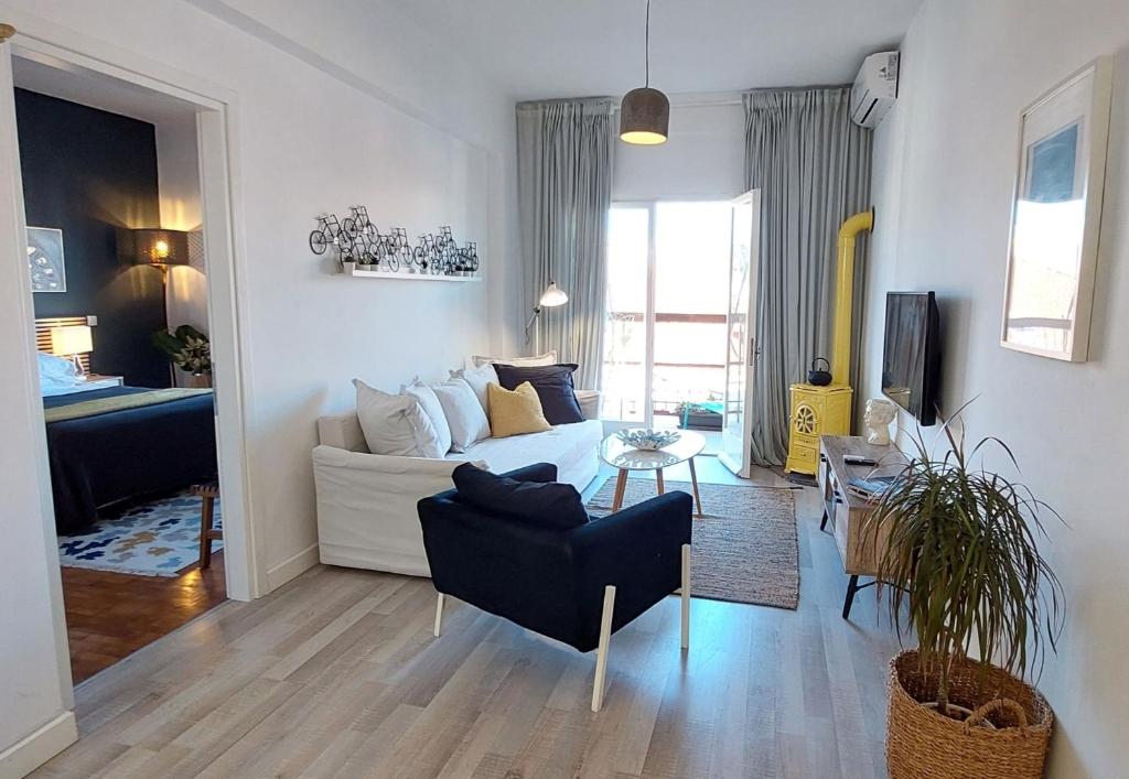 uma sala de estar com um sofá branco e uma mesa em AAY- Best Corfu Town & Sea Apart 2bedroom Renovated + lift / Comfy&Design+WiFi em Corfu Town