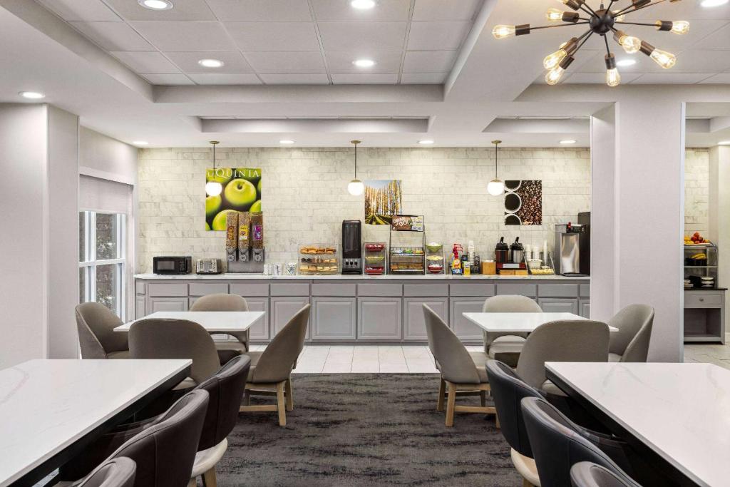 Kuchyň nebo kuchyňský kout v ubytování La Quinta by Wyndham Mt. Laurel - Philadelphia