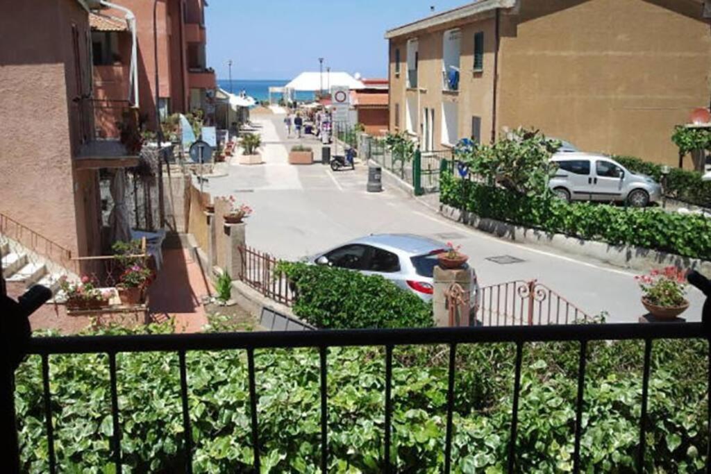 eine Person auf einem Balkon mit Blick auf eine Straße in der Unterkunft Giuliana in Campese