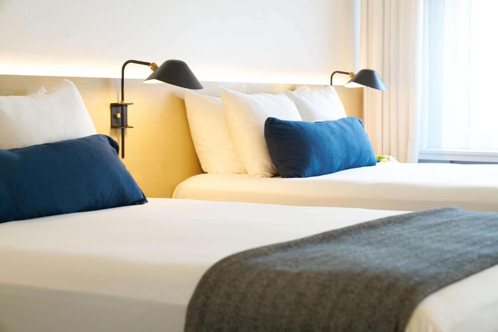 Ambassador Chicago, part of JdV by Hyatt - Standard Double Room With Two Double Beds