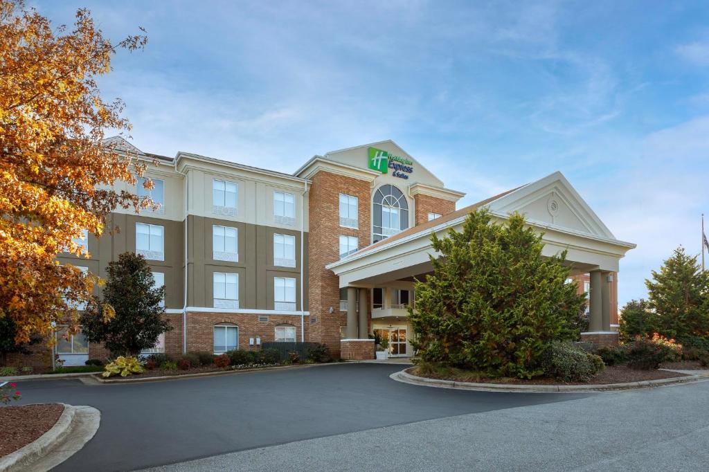 een weergave van de voorkant van een hotel bij Holiday Inn Express Hotel & Suites Greensboro - Airport Area, an IHG Hotel in Greensboro