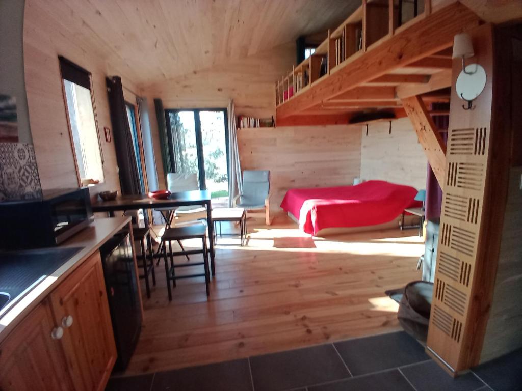 una stanza con cucina e soggiorno con scala di maison dans un écrin de verdure a Saint-Léon-sur-Vézère