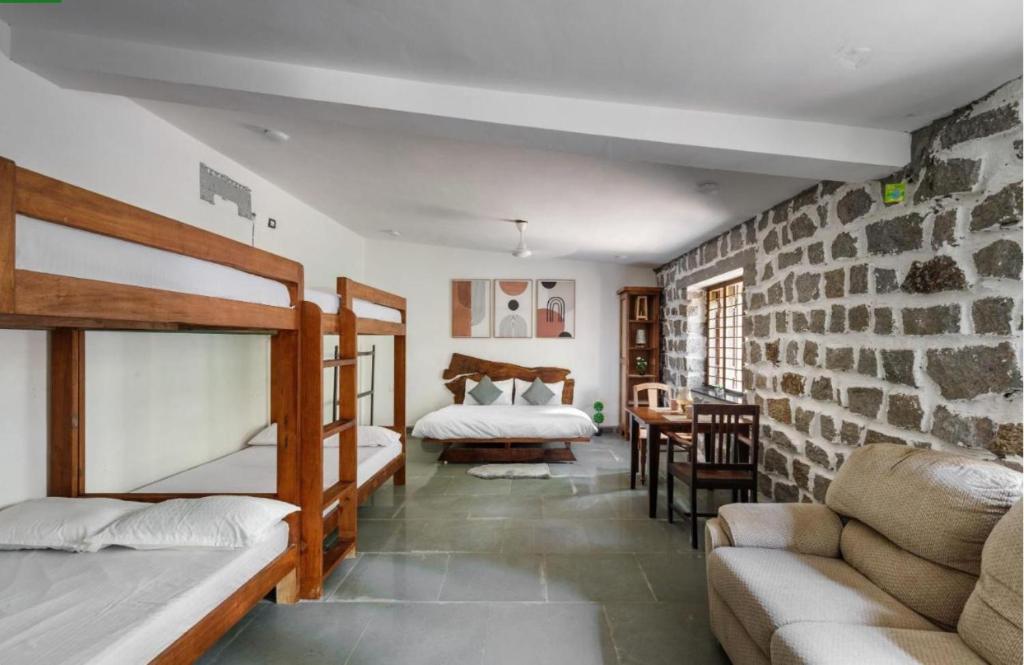 Jungle stay by Bilwa Estate - Cama En La Habitación Del Dormitorio De 8 Camas