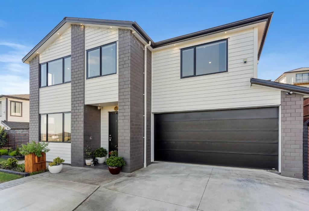 a house with a garage at Extra-Large Brand-New House 8 Bedrooms 6 Bathrooms in Auckland
