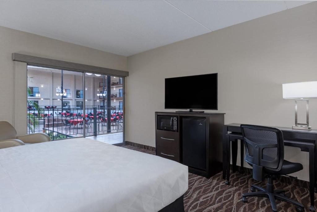 Holiday Inn Des Moines-Airport Conf Center, an IHG Hotel - Chambre King Avec Vue Sur La Piscine