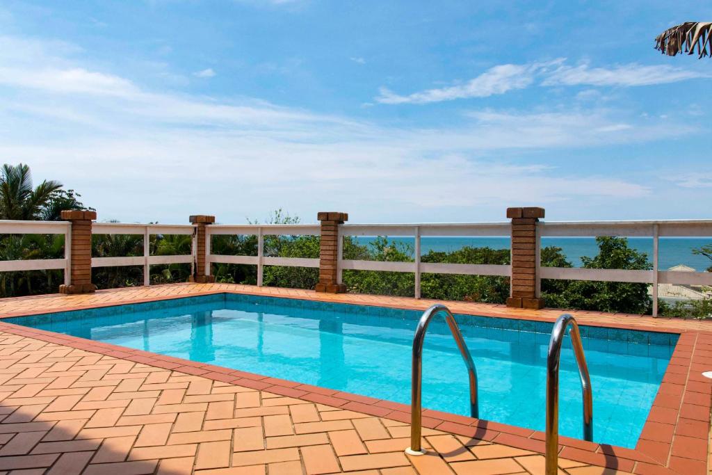 uma piscina em frente a uma cerca em Casa Vista Mar Deslumbrante com Piscina CAN5 em Florianópolis