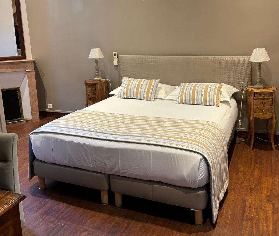 1 cama grande en una habitación con 2 mesitas de noche en Hotel Lepante, en Niza