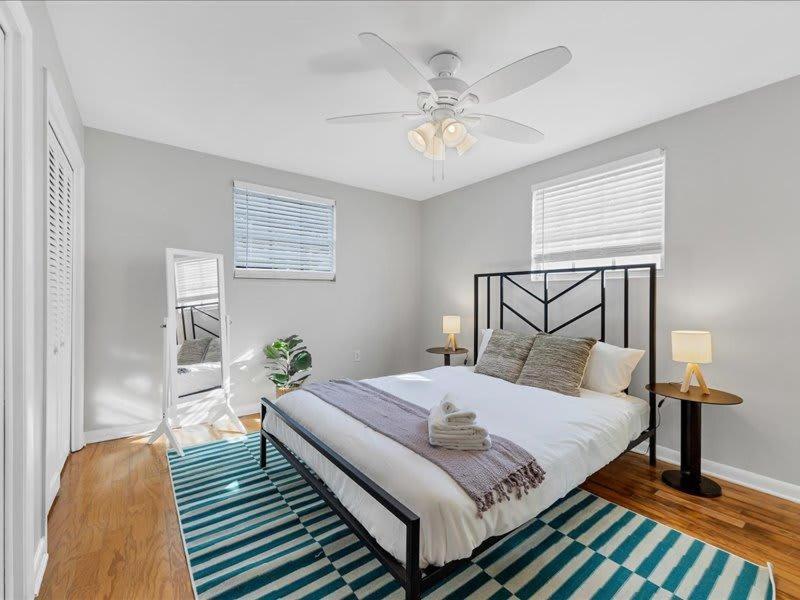 um quarto com uma cama e uma ventoinha de tecto em Designed and Cozy 1BR With Parking Near Stores em Tampa