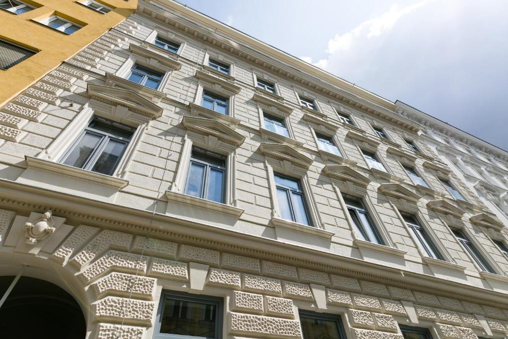 ウィーンにあるVienna Stay Apartments Castellez 1020の窓が多くある建物