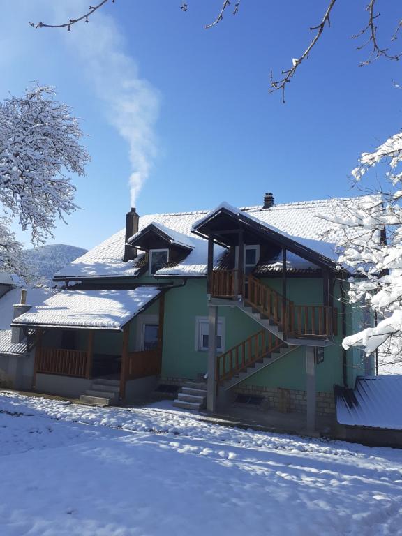 una casa con nieve en el techo en Apartman Silvija, en Otočac