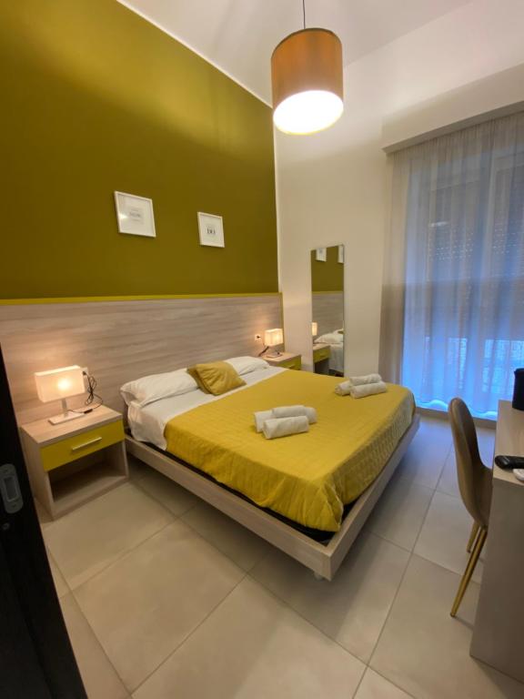 1 dormitorio con cama y pared verde en RUMA GUESTHOUSE, en Nápoles