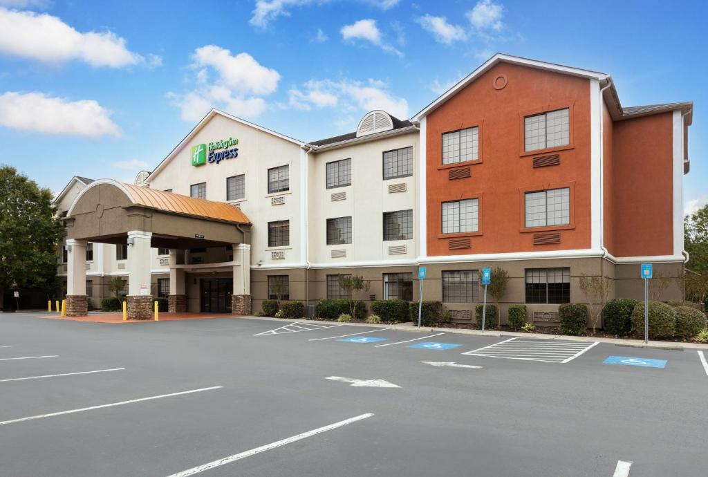 a hotel with a parking lot in front of it at Holiday Inn Express Hotel & Suites Kennesaw Northwest - Acworth, an IHG Hotel in Acworth