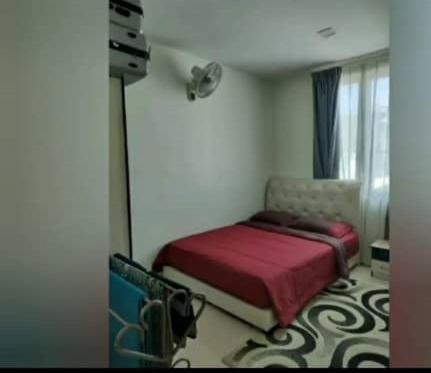 1 dormitorio con 1 cama roja en una habitación en HOMESTAY PETRON CABANG 3, en Pengkalan Cepa