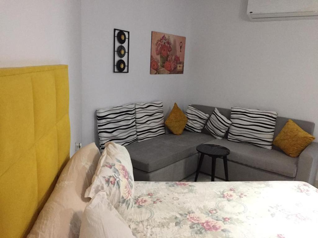 A seating area at شاليه على البحر بورتوسعيد