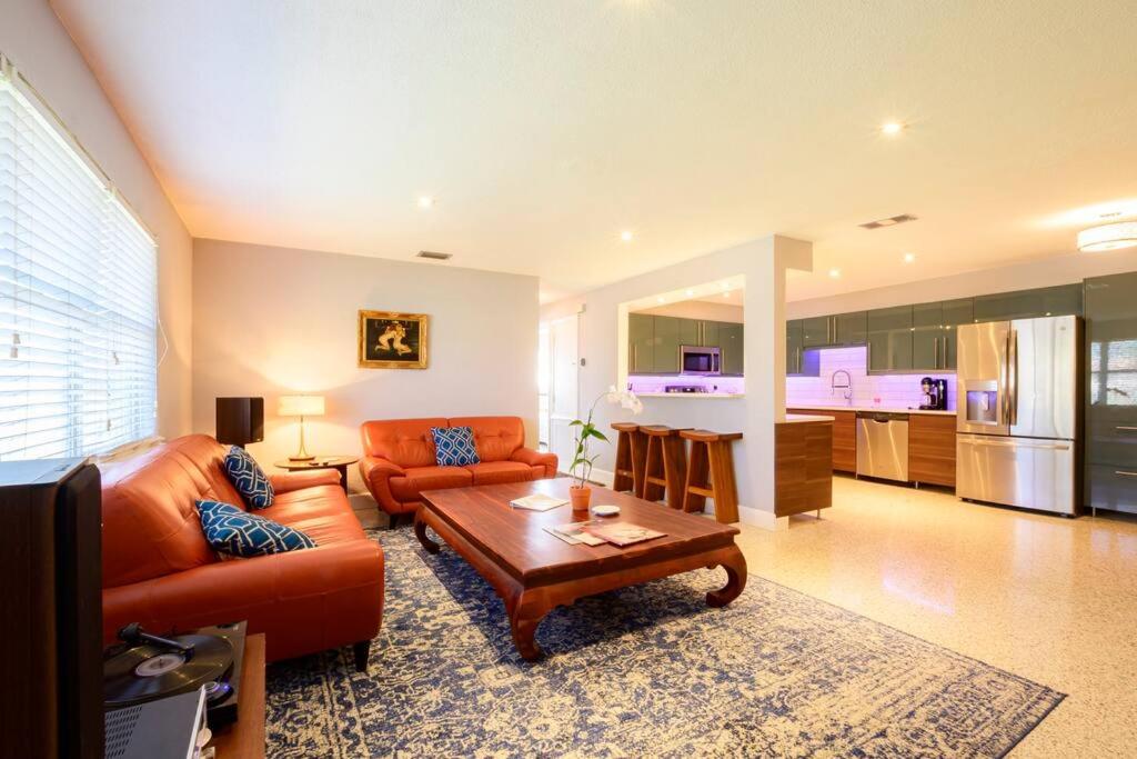 Nhà bếp/bếp nhỏ tại Ocean Days - Luxury Beach Living - Near Everything