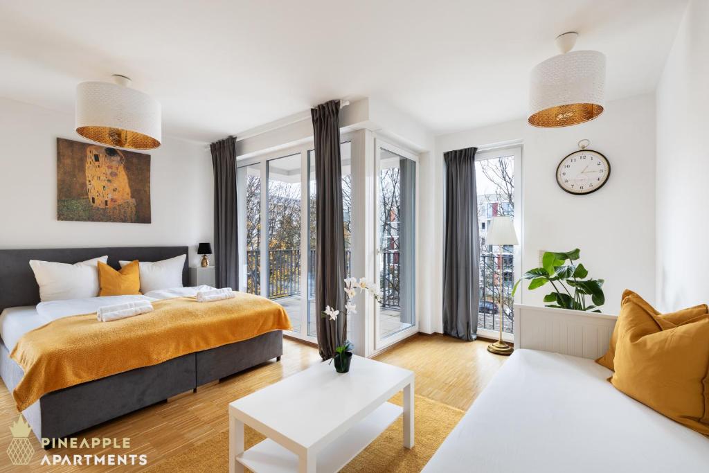 een slaapkamer met een bed en een bank bij Pineapple Apartments Dresden Zwinger VIII - 85 qm - 1x free parking in Dresden