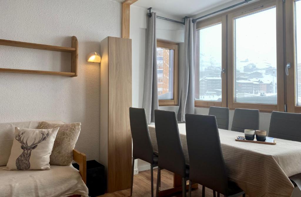 Posezení v ubytování Le V - 2 bedrooms flat in the middle of Val Thorens