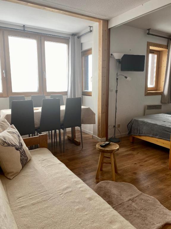 Postel nebo postele na pokoji v ubytování Le V - 2 bedrooms flat in the middle of Val Thorens