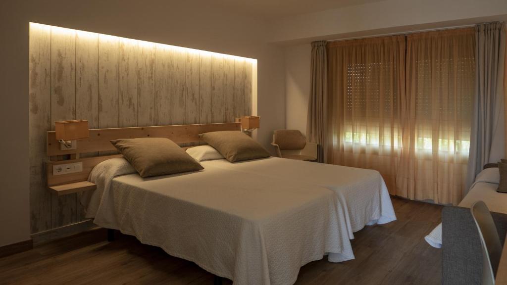 - une chambre avec un grand lit blanc dans l'établissement Hotel Royal Brooks, à Chandigarh