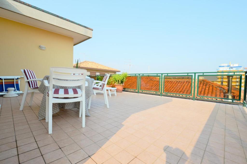 Un balcón con sillas y vistas al océano. en Magica Immobiliare - Villa Mimosa 11, en Lido di Jesolo