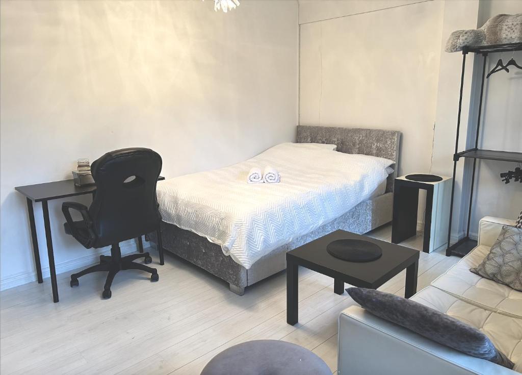 Säng eller sängar i ett rum på Spacious modern family bedroom in Central London