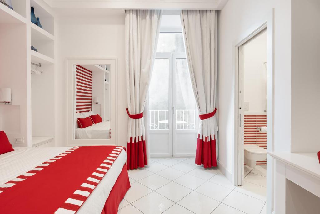 Postel nebo postele na pokoji v ubytování Duomo Guest House - Stay in Sorrento
