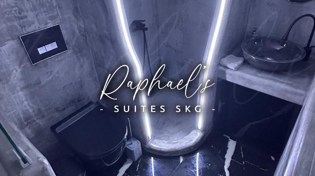 Ένα μπάνιο στο Raphael’s Suites SKG