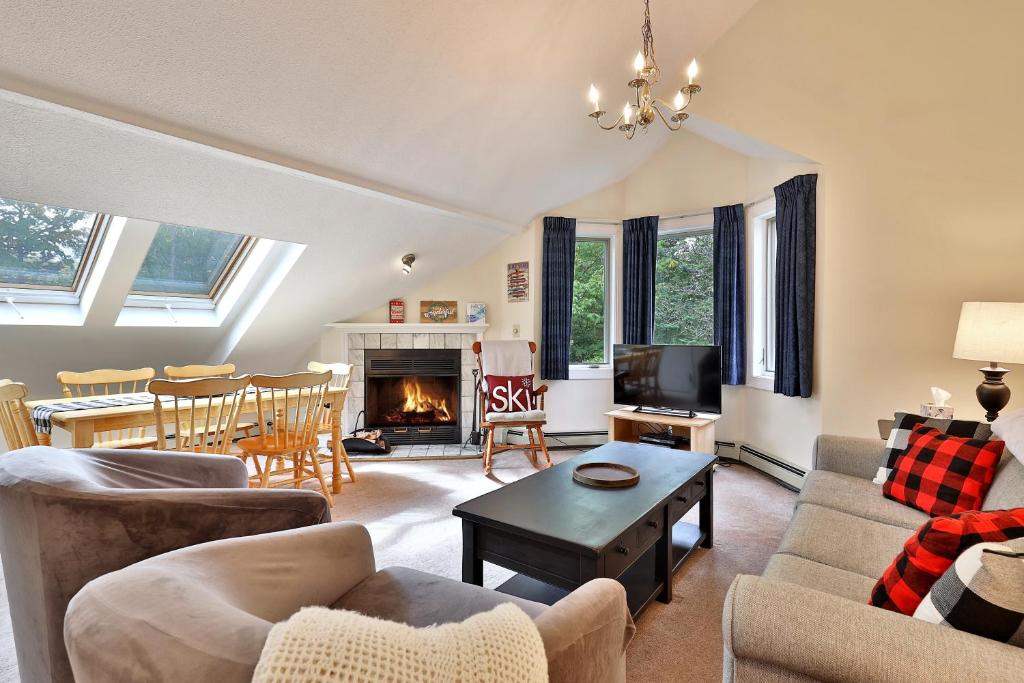 Posezení v ubytování Pico Mountain Condo E306 condo