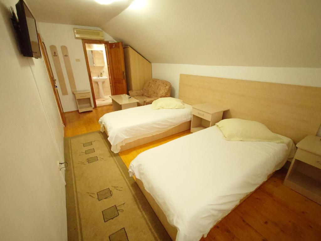 Postel nebo postele na pokoji v ubytování Pensiunea San