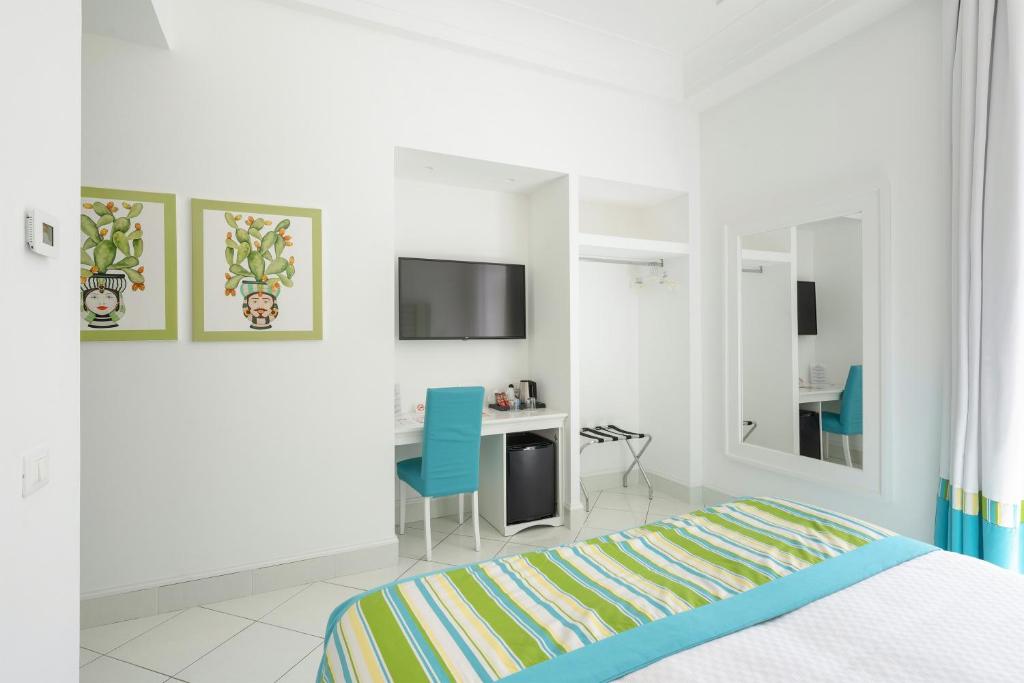 TV a/nebo společenská místnost v ubytování Duomo Guest House - Stay in Sorrento