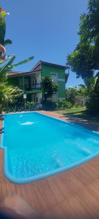une piscine bleue en face d'une maison dans l'établissement Pousada Cacau e Dendê, à Barra Grande