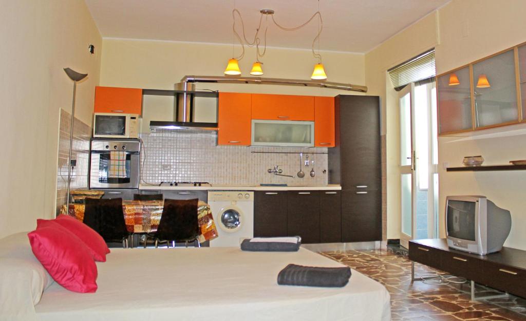 A kitchen or kitchenette at Alghero Budget