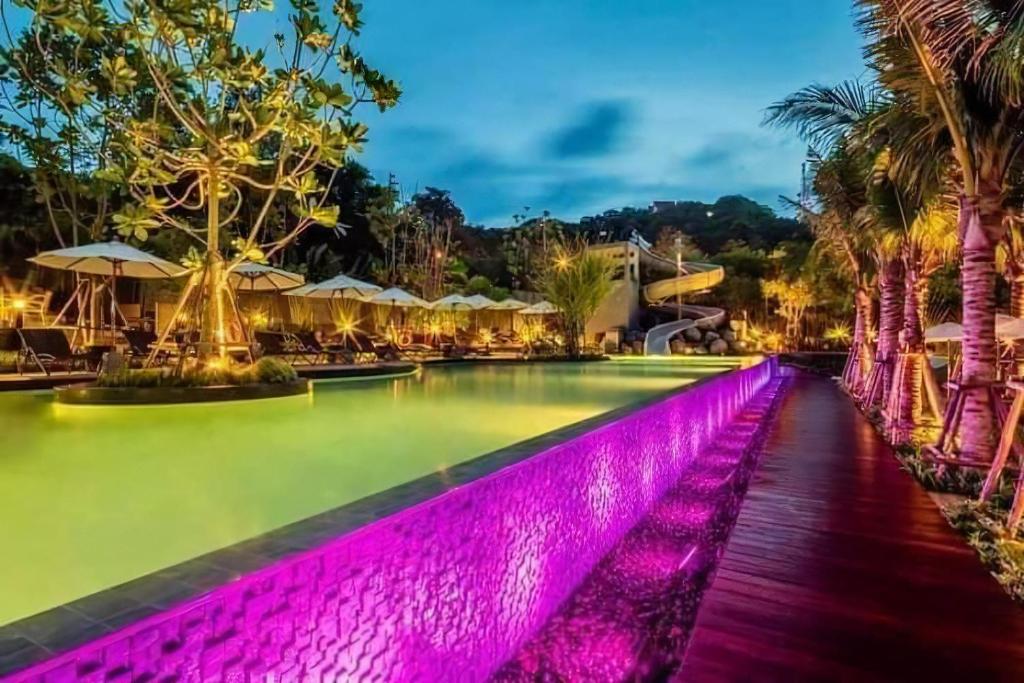 een zwembad in een resort met paarse verlichting bij unixx seaview in Pattaya South