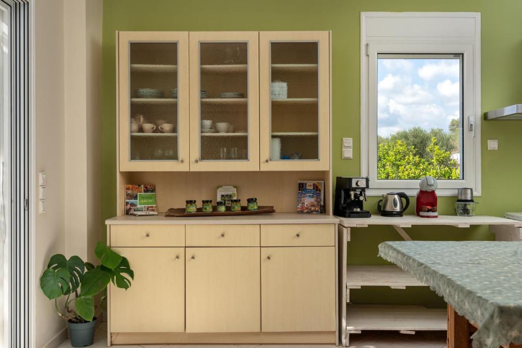 A kitchen or kitchenette at Piperitsa house for nomads or families in the countryside