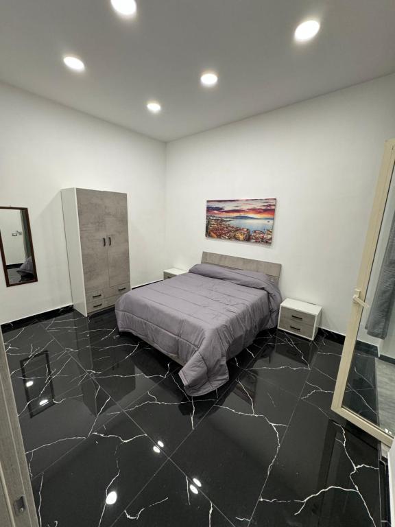 una camera da letto con un letto e un quadro sul muro di 081Napolivacanze a Napoli