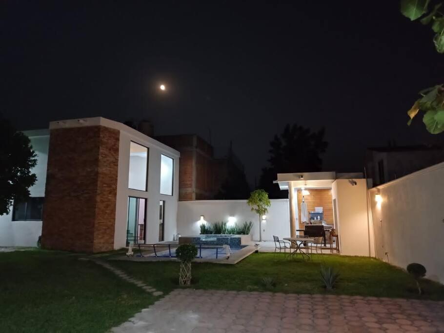 Una casa de noche con la luna en el cielo en Casa vacacional BREAKEVEN en Oaxtepec