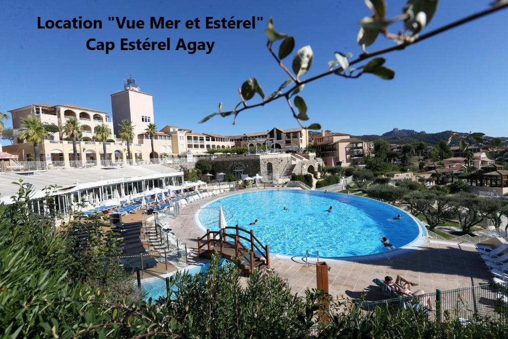 uma grande piscina num resort em "Location Vue MER et ESTEREL", Cap Estérel Agay-Saint Raphaël, T2, piscines, parking, wifi em Saint-Raphaël