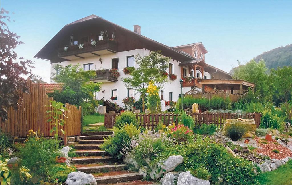 a house with a garden in front of it at Awesome Apartment In Ertl With Wifi in Buchschachen