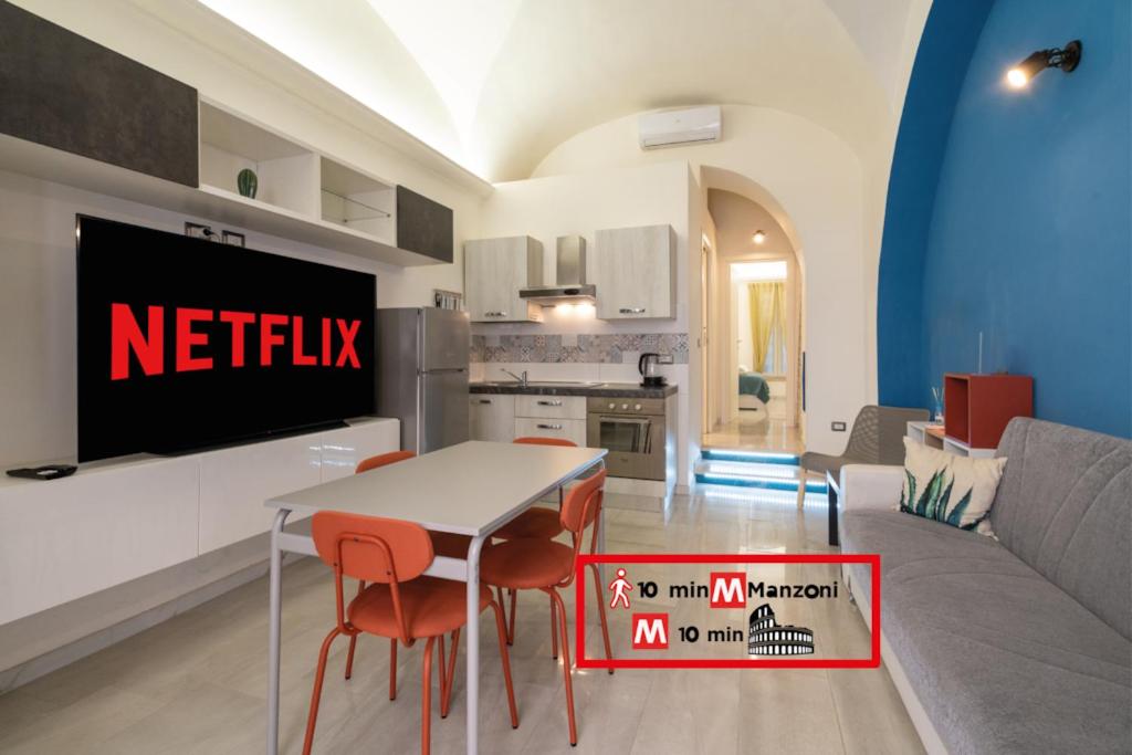 羅馬的住宿－San Lorenzo [10 min Colosseum taking M Manzoni]，客厅配有电视和桌椅