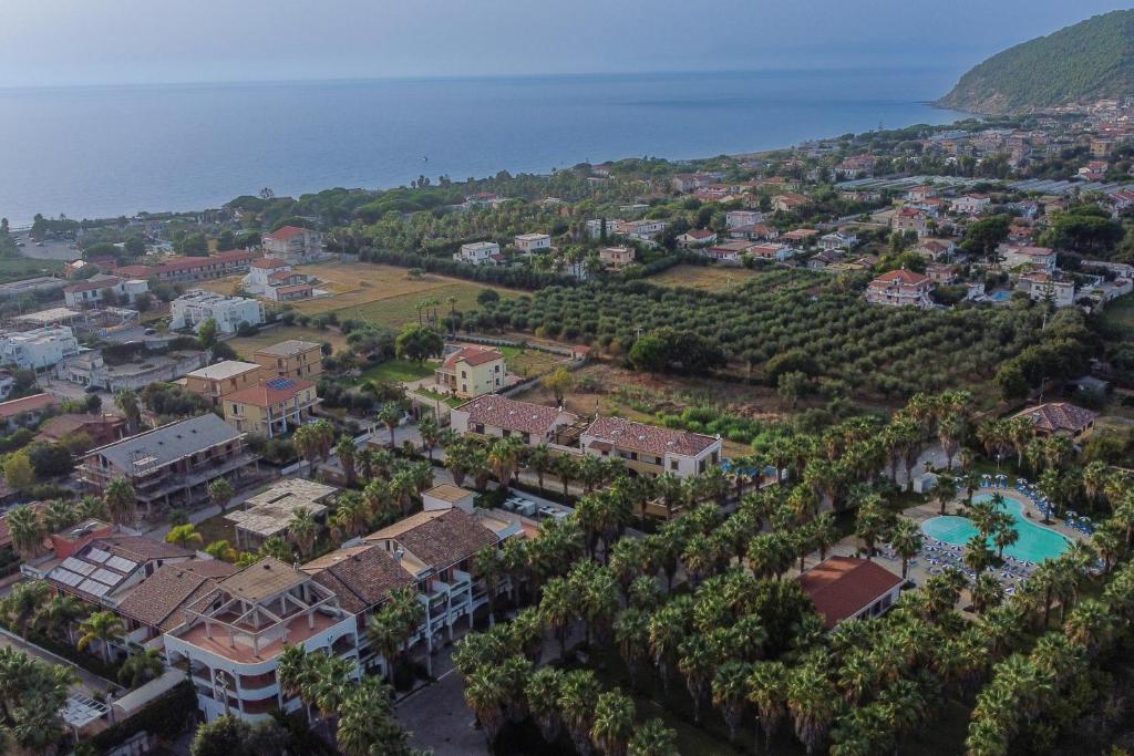 eine Luftansicht einer Stadt mit einem Resort in der Unterkunft Prince Franklyn Hotel in Santa Maria di Castellabate