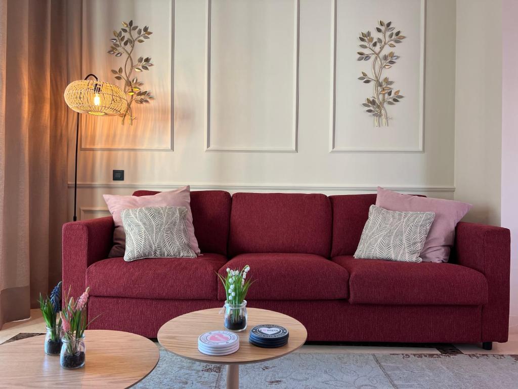 un sofá rojo en una sala de estar con mesa en Casa André - 3 Bedroom Roda Golf apartment nearby entrance and clubhouse, en Roda