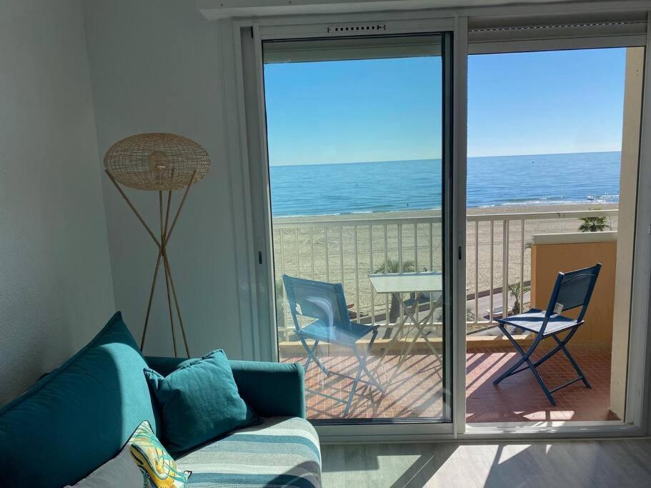un salon avec un canapé et une vue sur l'océan dans l'établissement BLEU MER Superbe appartement - Vue mer- Climatisé, à Canet
