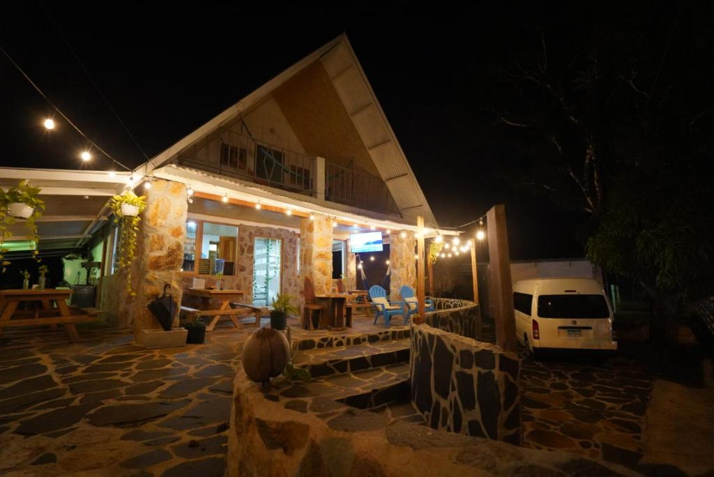 una casa con una furgoneta blanca estacionada afuera por la noche en Casa de la playa, en Santa Catalina