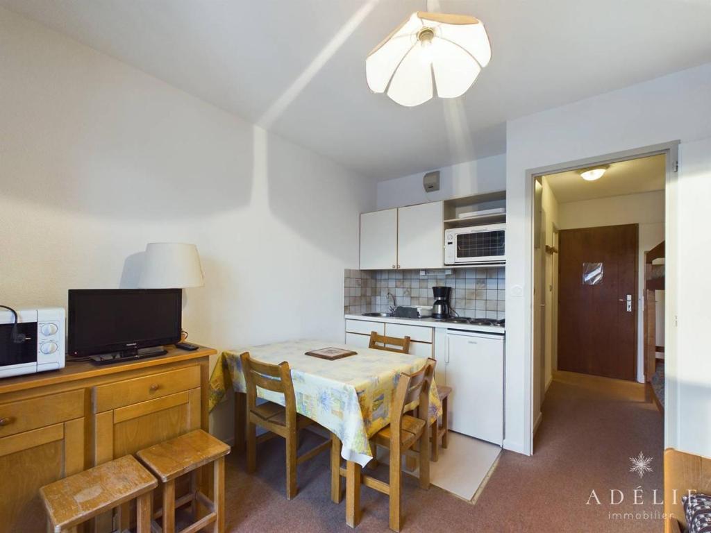 ラ・ロジエールにあるAppartement Montvalezan-La Rosière, 2 pièces, 4 personnes - FR-1-398-522のキッチン、ダイニングルーム(テーブル、椅子付)