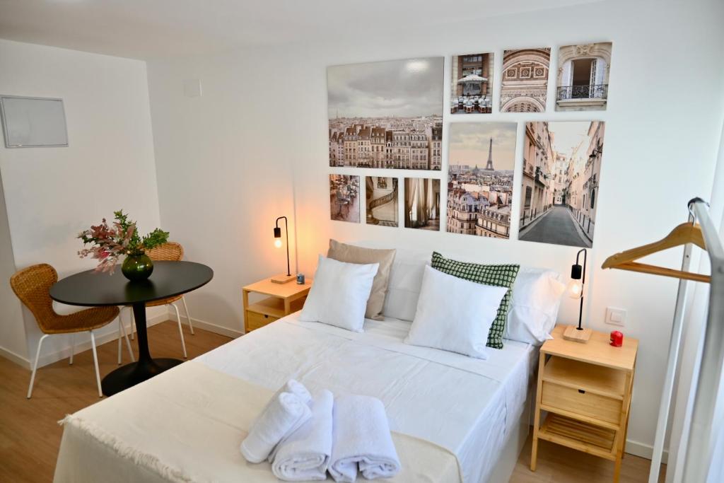 Un dormitorio con una cama blanca con toallas. en For You Rentals Coqueto y amplio Studio en el Barrio Quintana ALE141º, en Madrid
