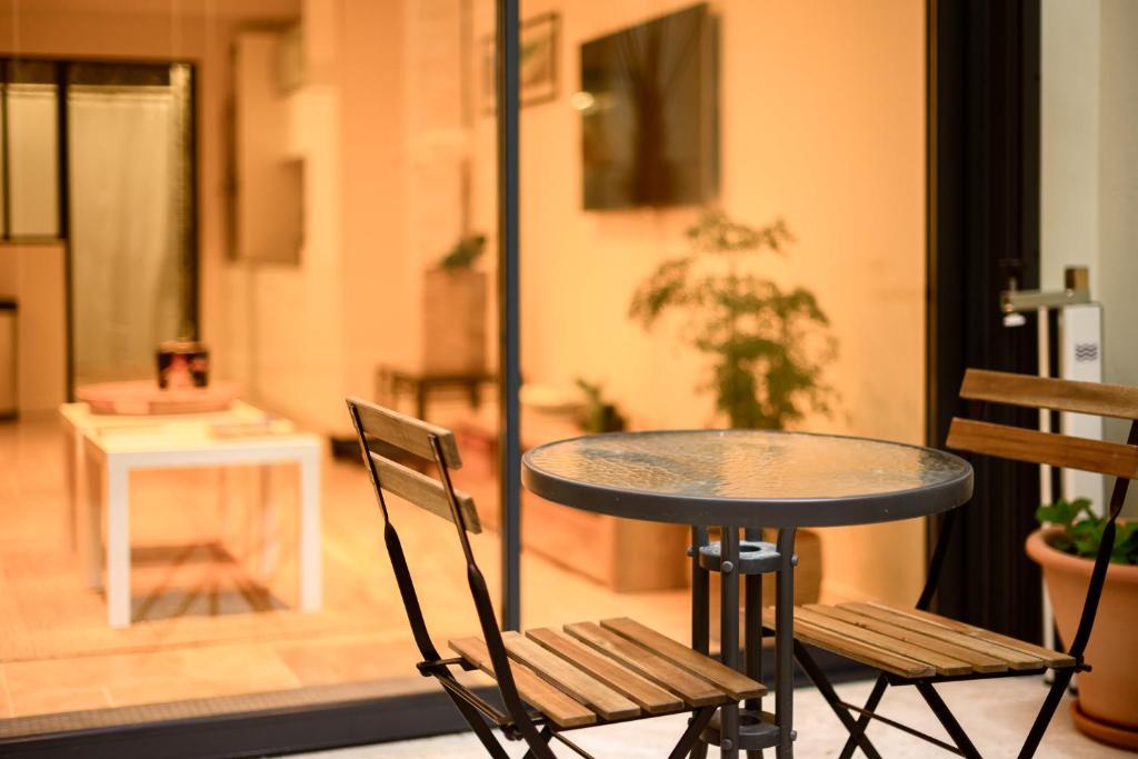 una mesa y dos sillas sentadas junto a una mesa en Magnifique appartement au centre-ville de Nice en Niza
