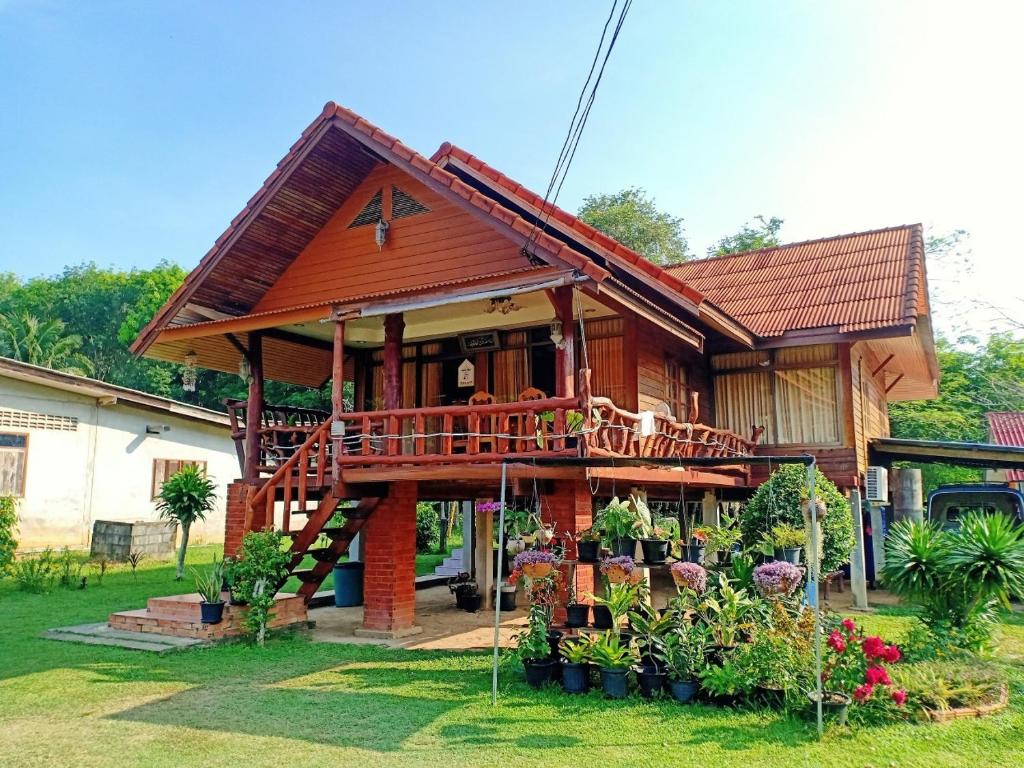 a small house with a porch and a deck at Bang Yan Rimlay in Ko Yao Noi