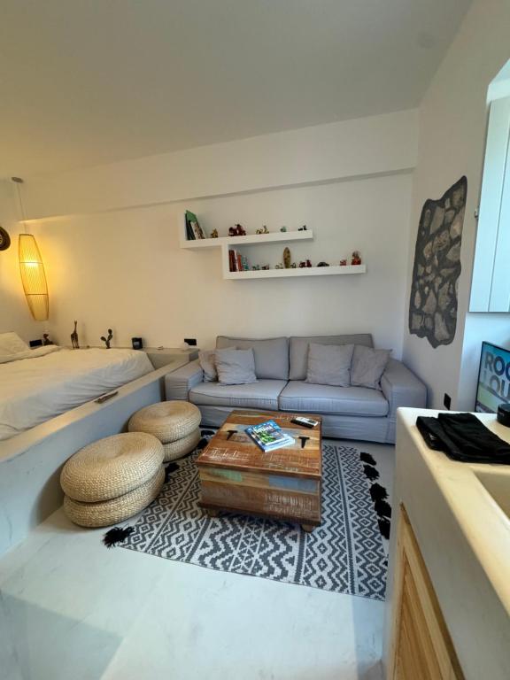 - un salon avec un canapé et une table dans l'établissement Flash house petite, à Spetses