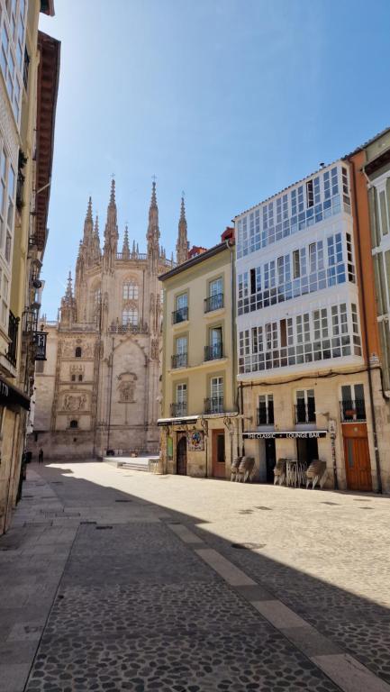 una calle vacía frente a un gran edificio en El loft de la catedral VUT-09/547, en Burgos