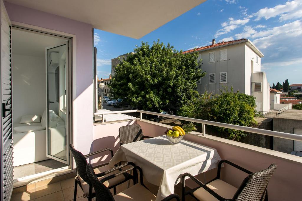 balcón con mesa y sillas en Apartment Dupčić, en Dubrovnik